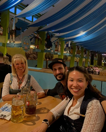 Wenn Arbeit auf Dirndl und Lederhosen trifft, weiß man: ep München rockt die #Wiesn! 🎡🍻 Ein Prosit von unserem Team!...